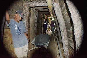 Los pequeños mineros de Buenos Aires que no se aliaron con foráneos, compiten persiguiendo las vetas con martillos eléctricos, y machando las piedras, con molinos californianos