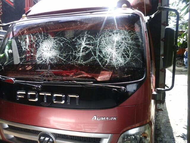 Los camiones donde se transportaban los erradicadores fueron atacados, según denuncia de la Fuerza Pública. Foto: Suministrada.