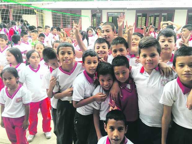 Los niños de los colegios expresaron su felicidad por las obras e instrumentos entregados en cada una de las instituciones. / Fotos suministradas- El Nuevo Liberal